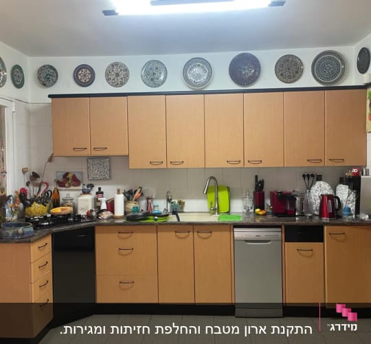 מטבח עם ארונות עץ, כיור, מדיח כלים ומכשירי חשמל